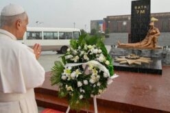 Папата се помоли кај споменикот во Бата за жртвите од експлозиите од 7 март 2021 година