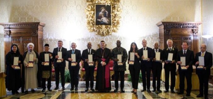 Одликувања доделени на 13 амбасадори при Светиот Престол