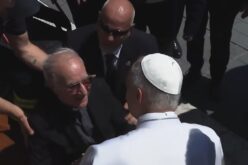 Папата Лав XIV му помогна на свештеник на кого му се слоши од жештината на плоштадот „Свети Петар“