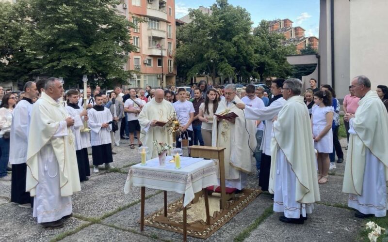 Со Света Литургија и евхаристиска процесија во Скопје прославен празникот Пресвето Тело и Крв Христови – Телово