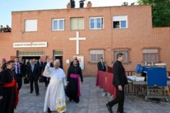 Папата ги посети најранливите во Мадрид на почетокот од апостолската посета на Шпанија