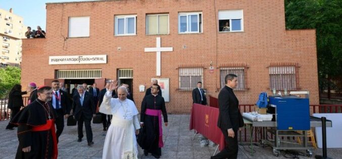 Папата ги посети најранливите во Мадрид на почетокот од апостолската посета на Шпанија