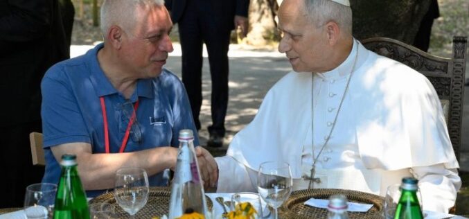 Папата Лав XIV на ручекот во Borgo Laudato si’: Дојдов со глад за вистинско милосрдие
