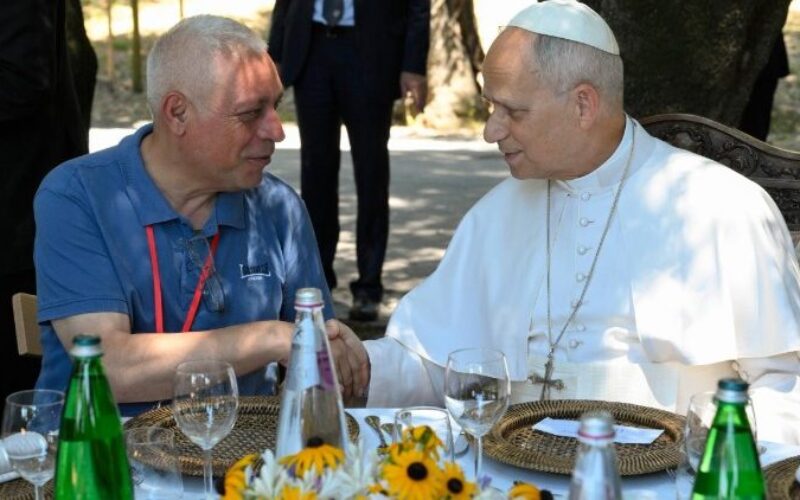 Папата Лав XIV на ручекот во Borgo Laudato si’: Дојдов со глад за вистинско милосрдие