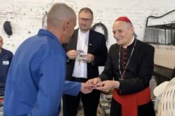 Кардиналот Зупи ја започна мисијата во Украина со молитва за крај на војната