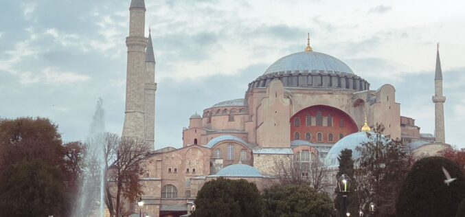 Поради читање Библија во Аја Софија приведени руски туристи