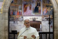 Пред посетата на Папата, млади верници и неверници се среќаваат во Асизи