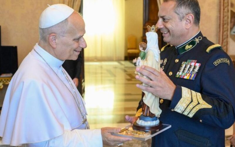 Папата до португалската војска: Бидете силни во Господ и штитете ги граѓаните