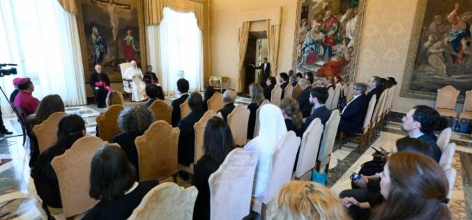 Папата: Црквата треба да им помогне на распаднатите семејства да се излекуваат од зависности