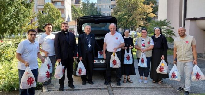 Бискупот Стојанов со посета и помош за семејства во потреба во духот на света Мајка Тереза