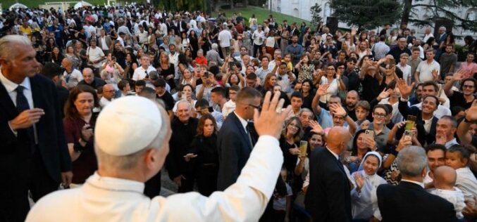 Папата до семејствата во Ватикан: Вие сте големо чудо, дарувајте живот и љубов на другите