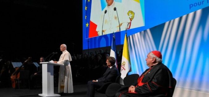 Папата во Мец: Бог никогаш не поттикнува нешто што го нарушува човечкото достоинство