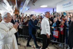 Папата Лав пристигна во болницата „Џемели“