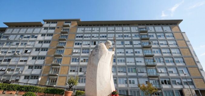 Папата Лав XIV успешно опериран на белите дробови