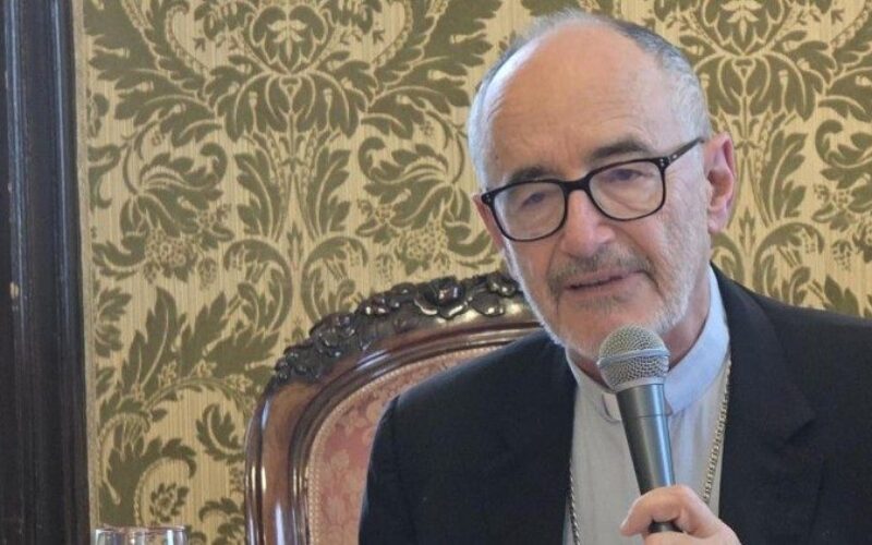 Кардинал Черни: Теологијата мора да го брани човечкото достоинство во ерата на вештачката интелигенција
