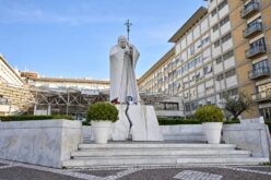 Папата Лав XIV продолжува да закрепнува, служеше света Литургија за персоналот на „Џемели“