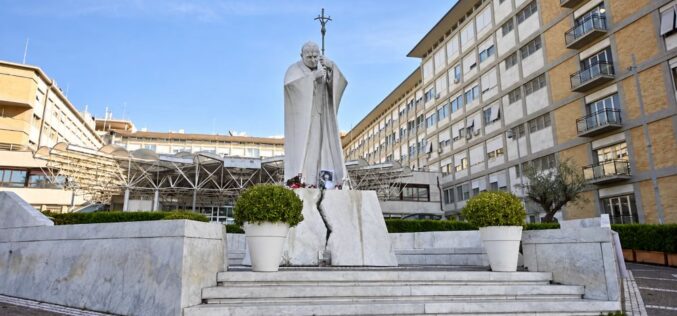 Папата Лав XIV продолжува да закрепнува, служеше света Литургија за персоналот на „Џемели“